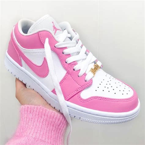 nike pink schwarze sohle|famous pink nike shoes.